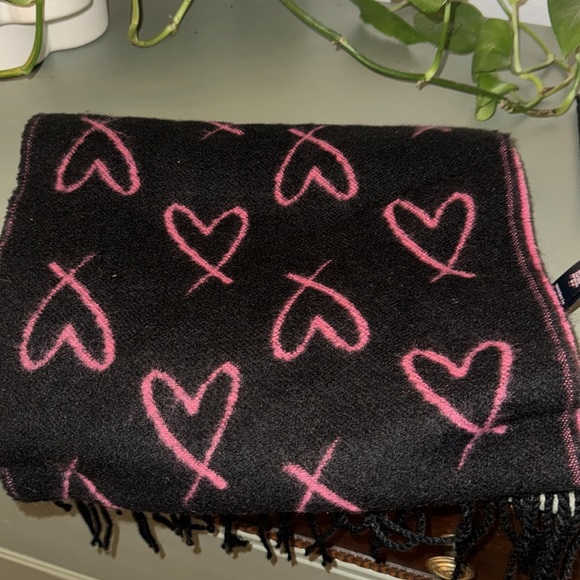 ♥️Victoria's Secret Pink and Black Heart Pattern Scarf - Picture 5 of 7